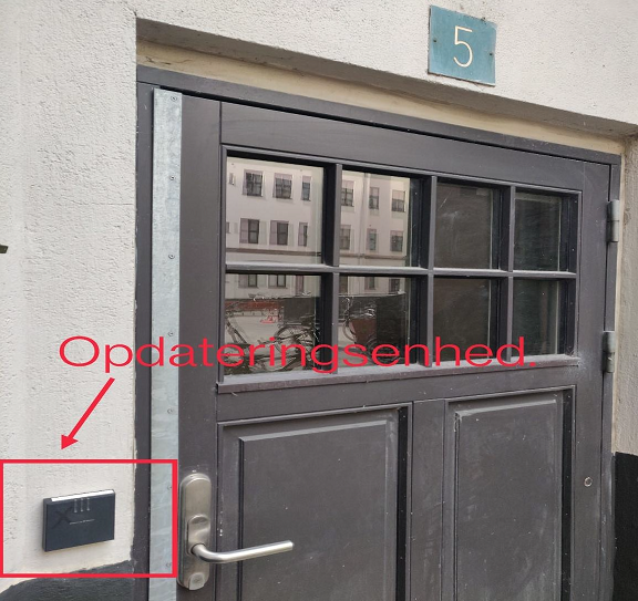 opdatering af nøglebrik ved ejendomskontoret Ved Linden 5 i gården